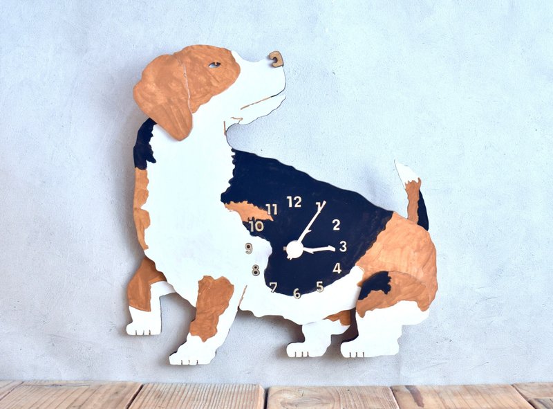 A watch that makes a beagle suddenly come to his senses while playing - Clocks - Wood Brown