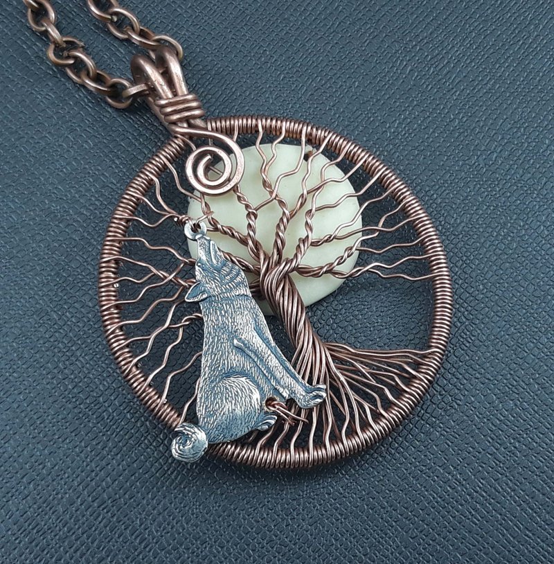 Handmade copper tree of life necklace, Wolf and Glow in the Dark moon pendant - สร้อยคอ - ทองแดงทองเหลือง สีนำ้ตาล