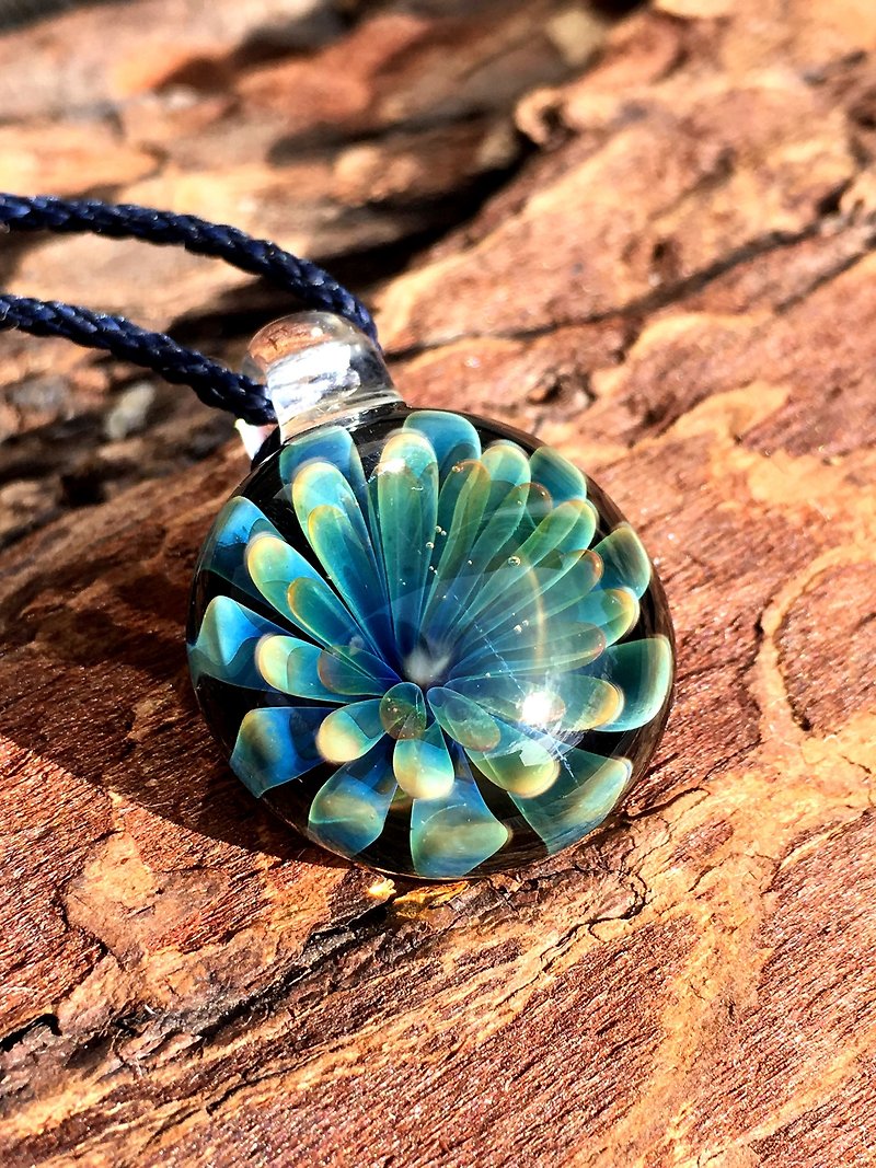 Geometrical  The petal design  Glass pendant. - Necklaces - Glass Blue