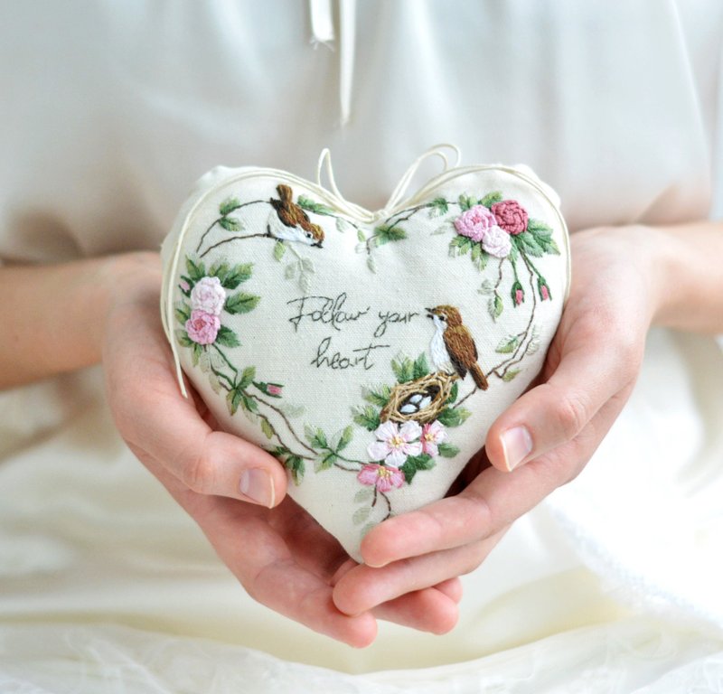 Heart decorative, bird heart. Modern french decor embroidered heart ornaments - 壁貼/牆壁裝飾 - 棉．麻 白色