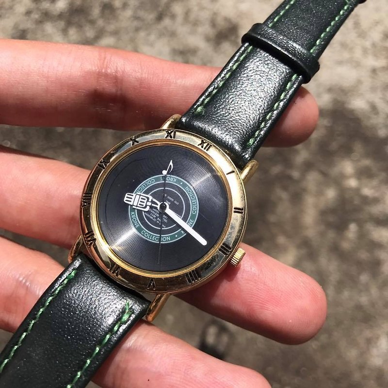 ] [古いモデルの遊び心のあるブラックプラスチック製の皿マイクウォーキングノート時計を見つけてください - 腕時計 - 宝石 多色