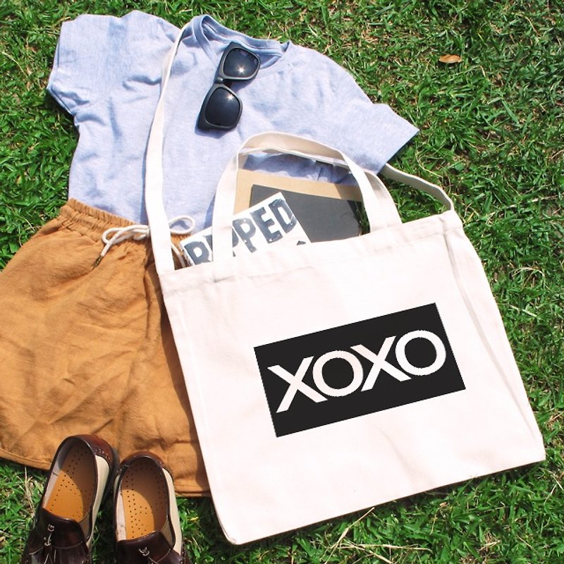 XOXO kiss hold the text of the wind canvas bag - กระเป๋าคลัทช์ - ผ้าฝ้าย/ผ้าลินิน 