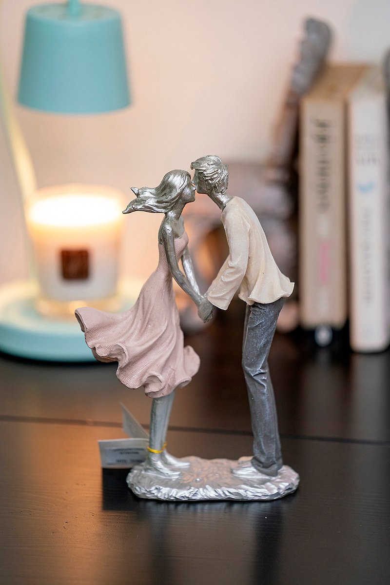 Sculpture of loving couple - ของวางตกแต่ง - เรซิน 