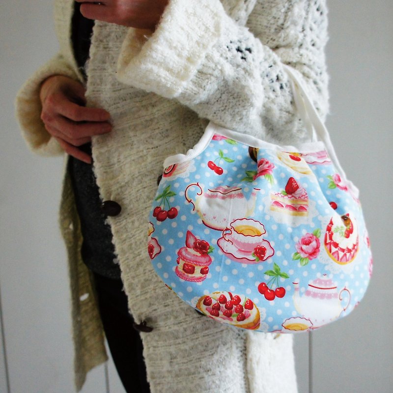 Lovely (Japanese cloth) strawberry cake afternoon tea handbag, hand bag, lunch out bag, pink blue - กระเป๋าถือ - ผ้าฝ้าย/ผ้าลินิน สีน้ำเงิน