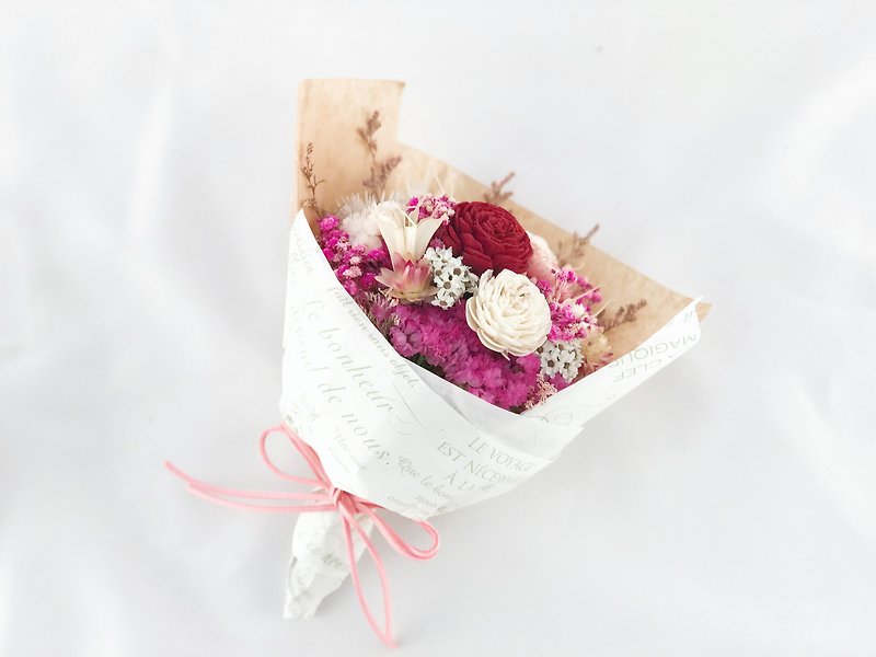 Elegant dry small bouquet/gift box flower/Valentine's day gift/Bouquet/Wedding small things - ช่อดอกไม้แห้ง - พืช/ดอกไม้ สีแดง