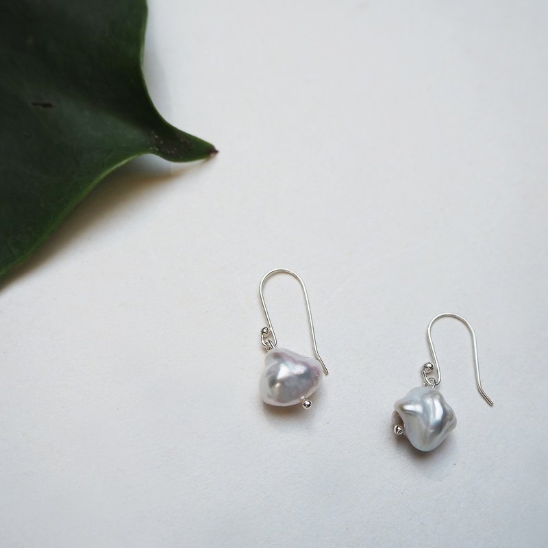 Baroque pearl earring_巴洛克珍珠耳環 不規則形珍珠 淡水珍珠 - 耳環/耳夾/耳骨夾 - 珍珠 白色