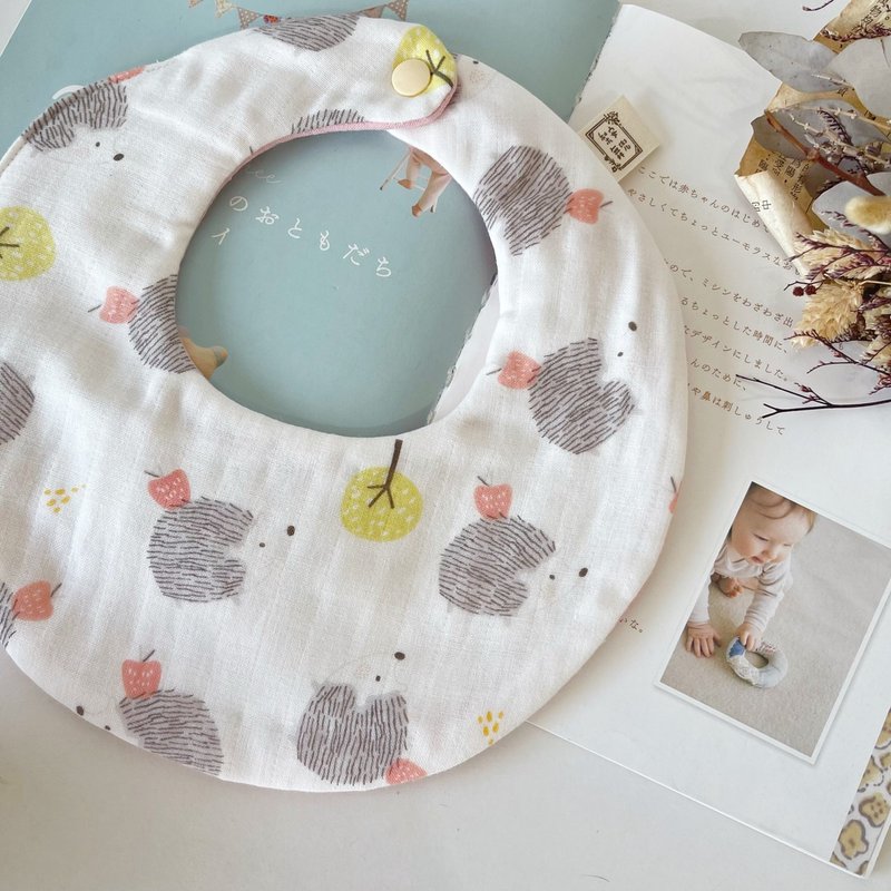 Apple hedgehog l peace and joy l handmade eight-layer yarn bib fat pocket saliva towel - ผ้ากันเปื้อน - ผ้าฝ้าย/ผ้าลินิน 