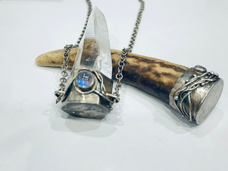 【銀飾系列/獨一商品】魔法杖│鹿角擺件×列木尼亞白水晶+月光石 - 項鍊 - 半寶石 白色