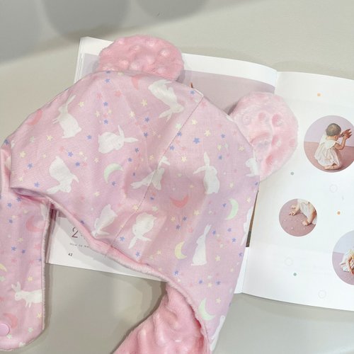 Lianne baby 梨安手工嬰兒禮物 彌月禮 新生兒見面禮 周歲禮 粉紅許願星月兔兔 手工寶寶豆絨飛行帽 遮耳帽 寶寶帽 保暖帽