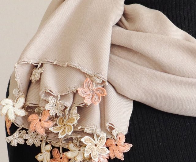 刺繍のお花付き　シフォンスカーフのロングラリエット　ライトベージュ        