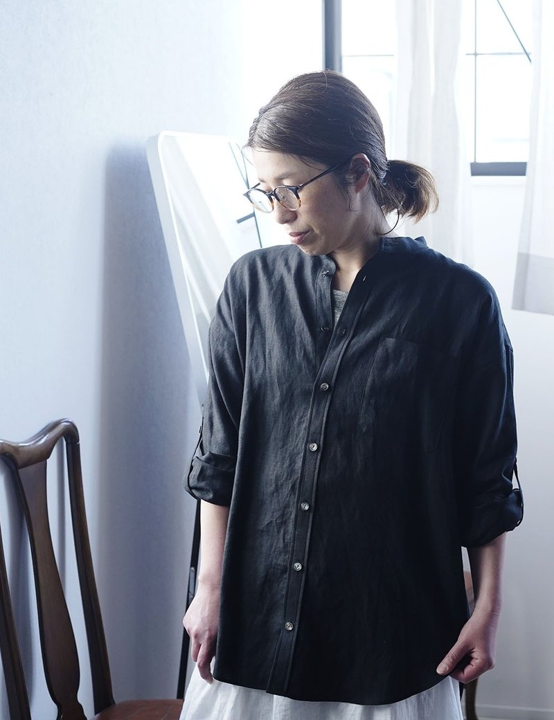 【wafu】Linen Shirt　スタンドカラー ロールアップシャツ / 黒 t021f-bck1 - 女襯衫 - 亞麻 黑色