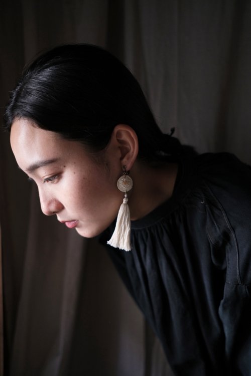 Mumoi 目莫 白石 / 刺繡耳環 流蘇 珍珠