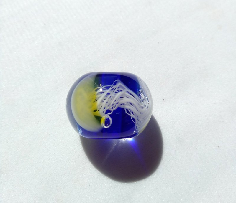 クラゲのとんぼ玉　青2 - 金属細工/アクセサリー作り - ガラス ブルー