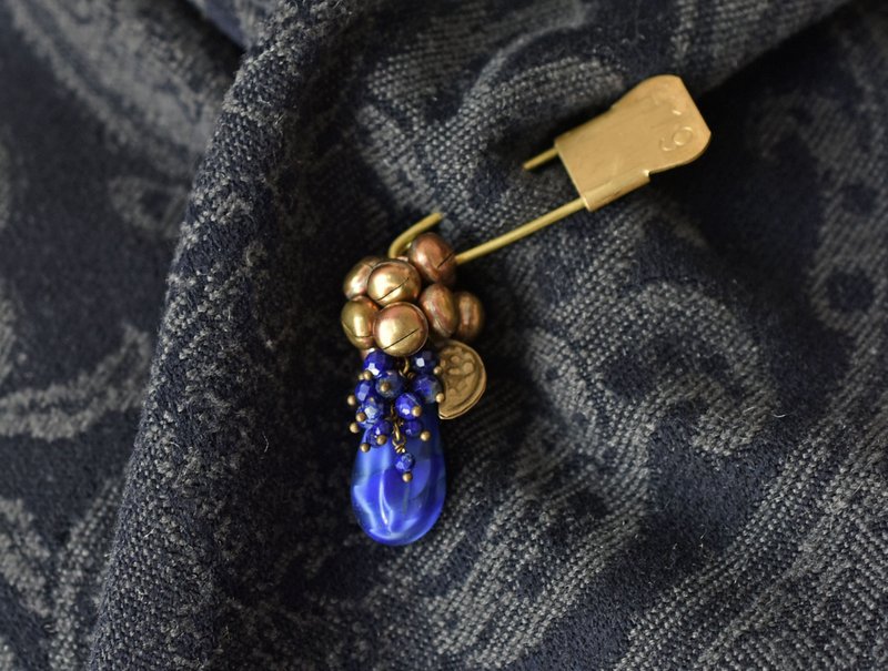 Blue marble wedding beads, lapis lazuli, and afghan parts laundry pin brooch - เข็มกลัด - แก้ว สีน้ำเงิน