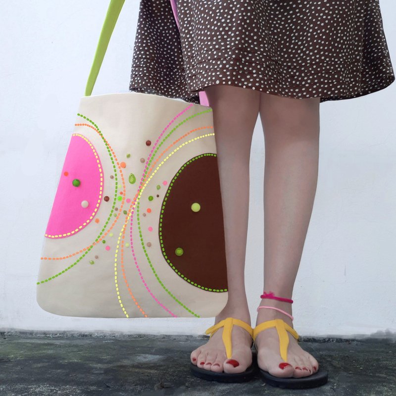 12x14 inch tote. Fun and original with hand-stitched design with felt and beads - 其他 - 其他材質 