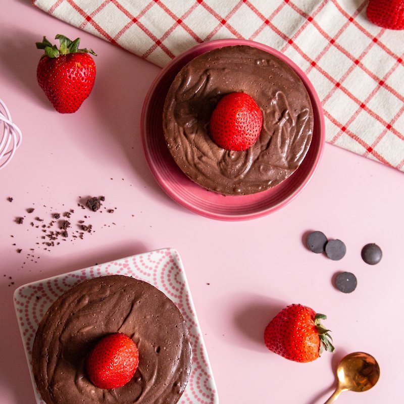 4 into 4-inch Strawberry Nama Chocolate Cake - เค้กและของหวาน - อาหารสด สีนำ้ตาล