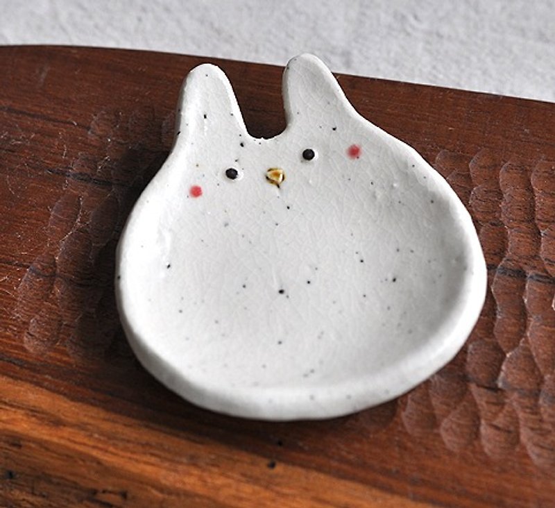 ดินเผา จานเล็ก ขาว - small dish with a rabbit design.