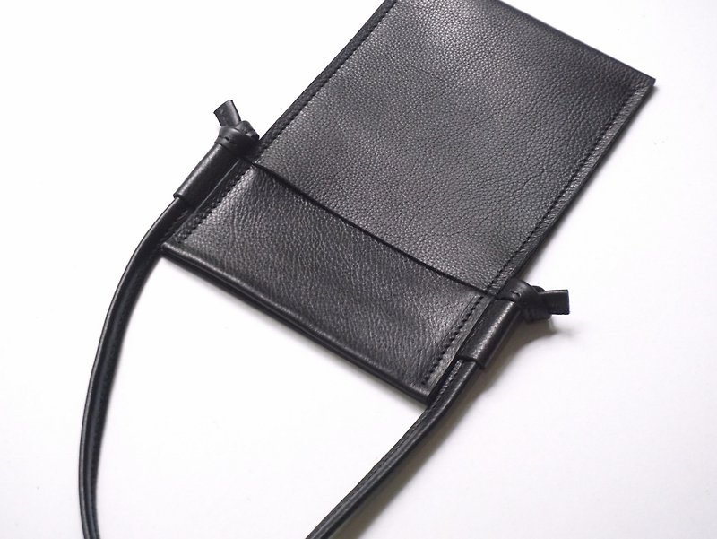 Leather phone bag in black, Travel pouch, utilitarian sling bag. - กระเป๋าแมสเซนเจอร์ - หนังแท้ สีดำ
