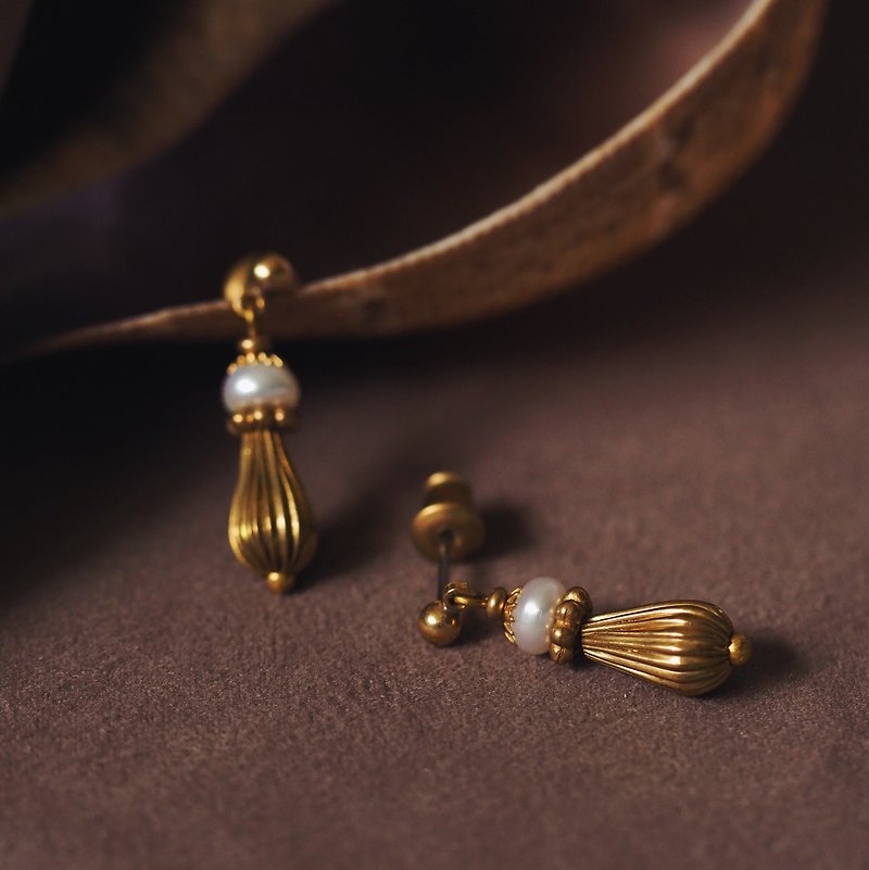 刻紋水滴 珍珠短耳環 - 耳環/耳夾 - 銅/黃銅 金色