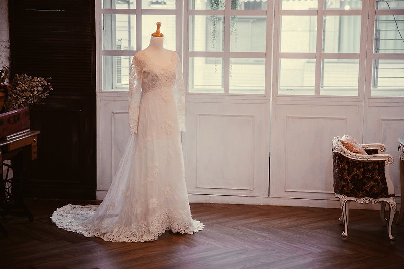 CreamyWhite 1970s Antique Wedding Dress_Lace Long Sleeve Trailing - ชุดราตรี - วัสดุอื่นๆ ขาว