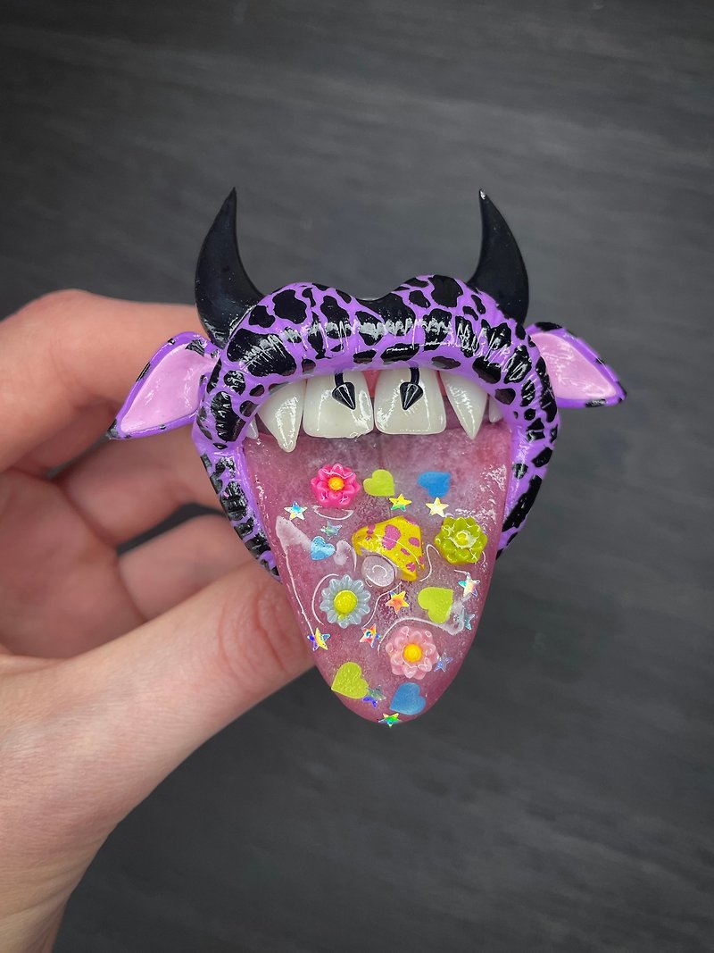 Phone grip. Purple cow lips with horns. - 其他 - 黏土 