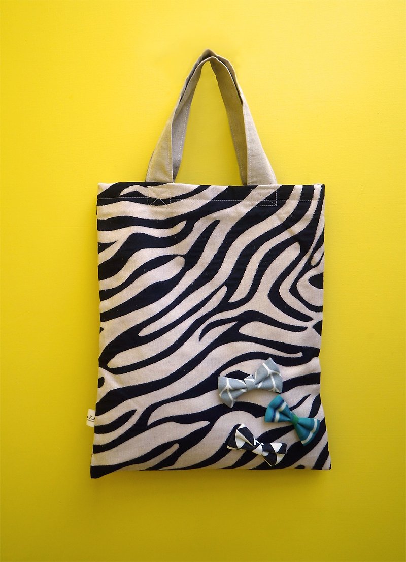 [Miya ko.] Tweeted grocery handmade cloth / bow / zebra / Animal wind / pouch / canvas bag - กระเป๋าแมสเซนเจอร์ - ผ้าฝ้าย/ผ้าลินิน 
