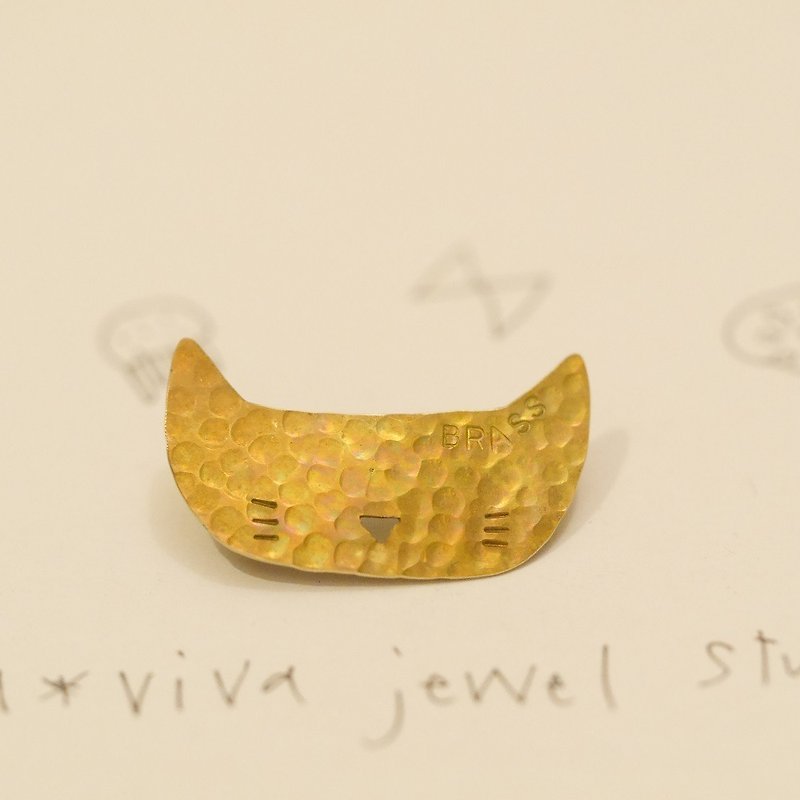 Chibi NEKO Kitten Brooch Material Brass - Brooches - Copper & Brass Gold