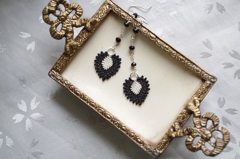 Eneoya's one-point motif earrings onyx - Earrings & Clip-ons - Polyester Black