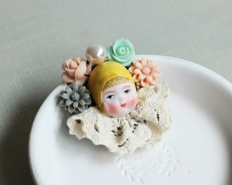 私の赤ちゃんのヴィンテージ人形の頭のブローチにキス - ブローチ - その他の素材 カーキ