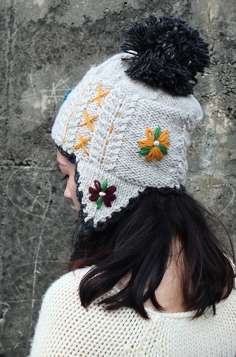 羊毛手編毛帽 遮耳 刺繡花朵 淺灰+黑灰 - 帽子 - 羊毛 灰色