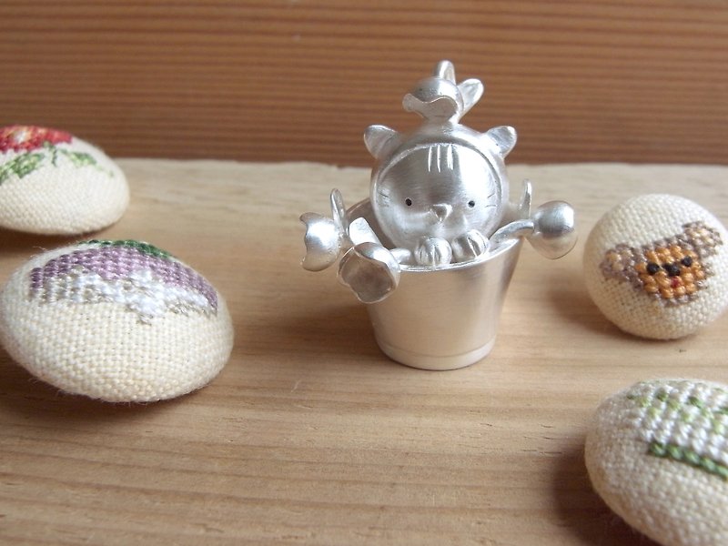 The Cat Hid In The Bucket--Silver Cat--Pendant Necklace with Wax Rope - สร้อยคอ - เงิน สีเทา
