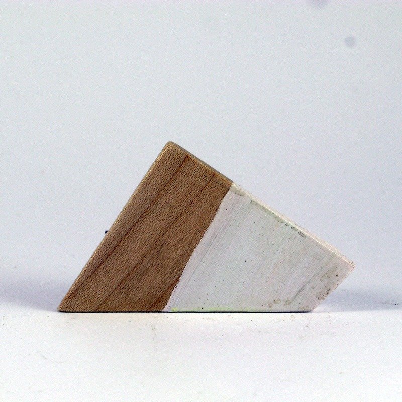 色鮮やかな手描きの木製の三角のバッジ - ブローチ - 木製 多色
