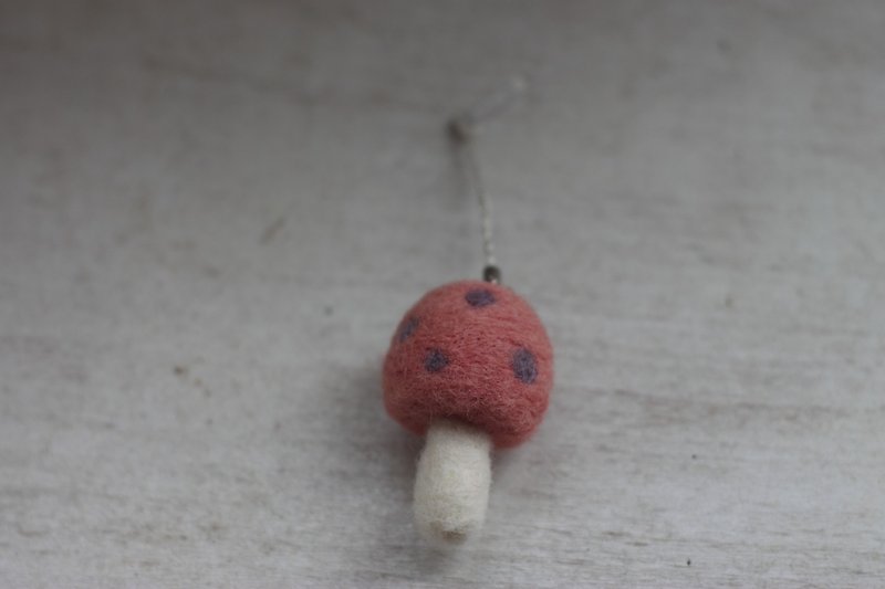 Hematoxylin (light color) + comfrey natural plant dyed mushroom mobile phone charm is currently in stock and can be directly subscripted - Other - Plants & Flowers Pink