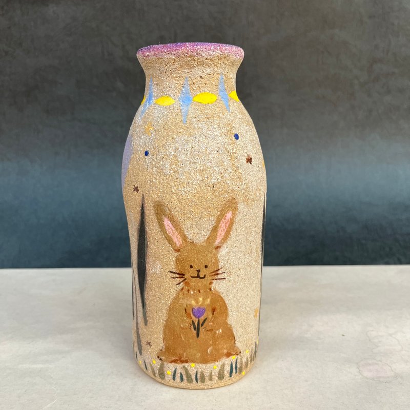A Lu 兔兔陶花器/擺飾/禮物/手作手繪/採美國砂陶 原創僅此一件 - 花瓶/花器 - 陶 多色