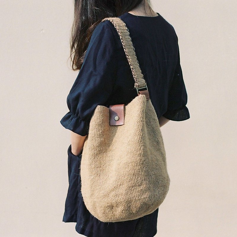 Round-bottomed large shoulder bag / primary color Linen rope woven / - Messenger Bags & Sling Bags - Cotton & Hemp Khaki