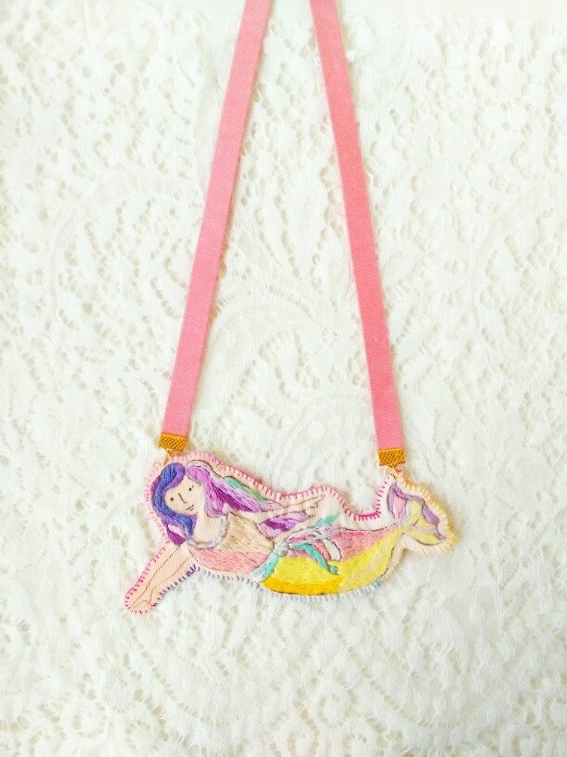 Happy grass carp fish (Mermaid) villain children embroidery necklace - Necklaces - Thread Pink