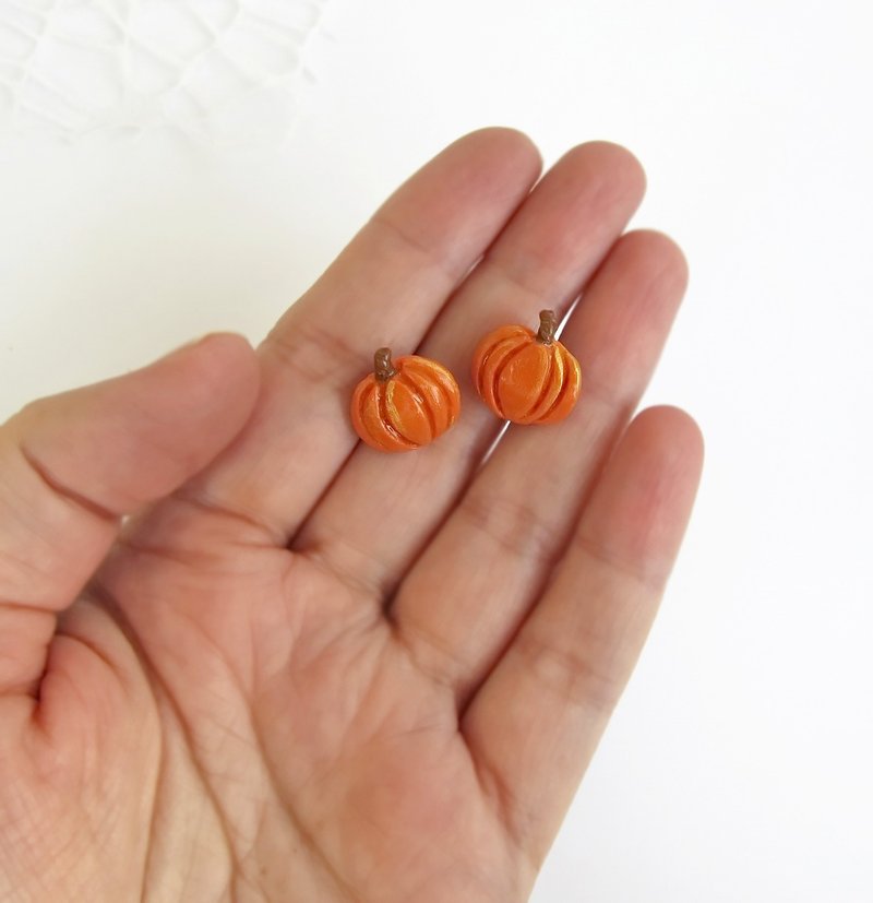 Miniature pumpkin stud earrings Cute halloween earrings Pumpkin vegetable studs - 耳環/耳夾 - 黏土 橘色