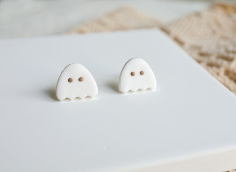 【Handmade soft pottery】Halloween little ghost earrings and Clip-On - ต่างหู - ดินเผา ขาว