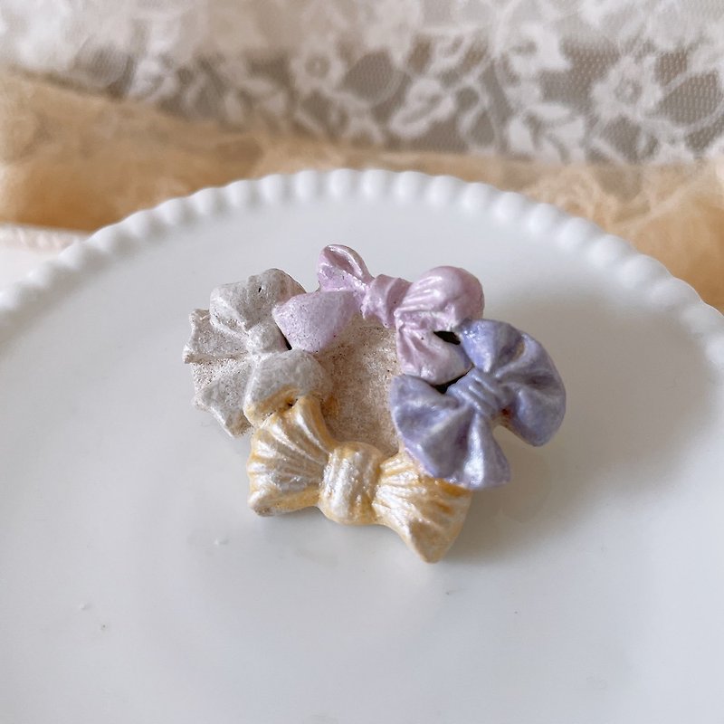 a marshmallow ribbon brooch - Brooches - Pottery Multicolor