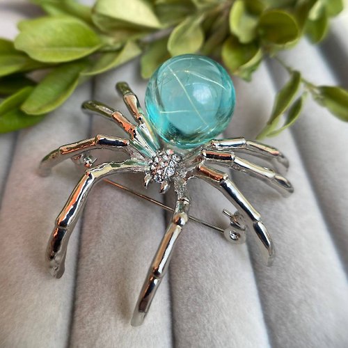 AlexArtRoom Spider brooch, spider jewelry, spider pin, resin jewelry