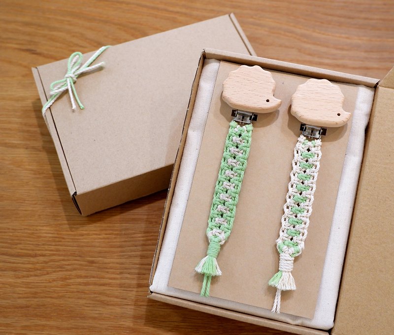 Pacifier clip-hedgehog gift box - ผ้ากันเปื้อน - ผ้าฝ้าย/ผ้าลินิน สีเขียว