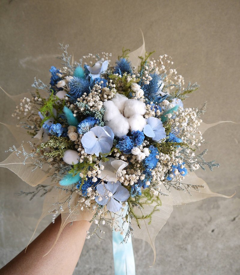 Affectionate blue. Sky blue is a dry bouquet. Bridal wedding bouquet. Corsage. Valentine's Day first choice. - ช่อดอกไม้แห้ง - พืช/ดอกไม้ สีน้ำเงิน