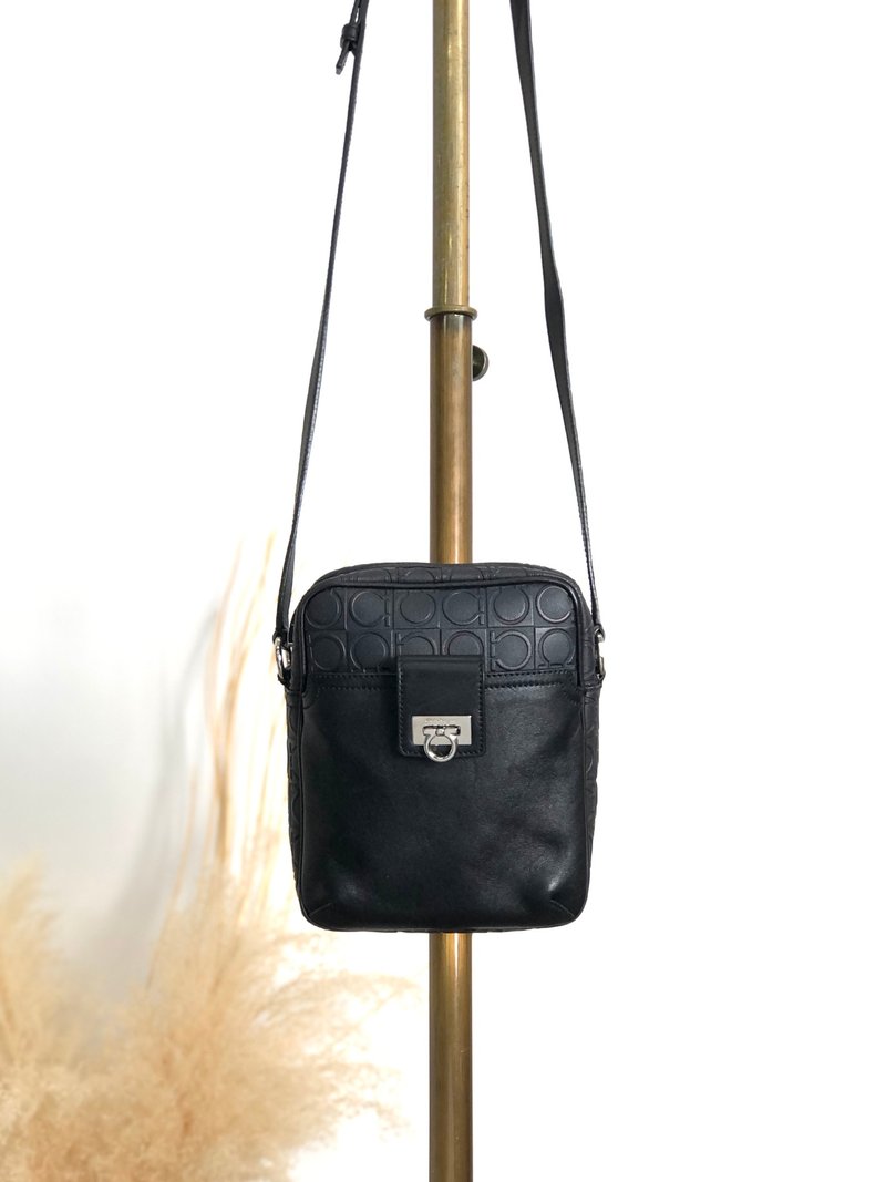 【 日本直送　名牌中古包 】Salvatore Ferragamo ショルダーバッグ ブラック ガンチーニ 型押し レザー ミニバッグ オールド fxkbbr - 側背包/斜背包 - 真皮 黑色