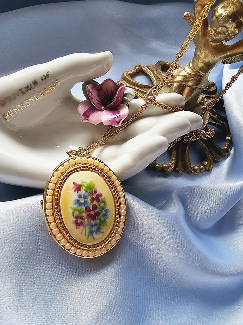 Hale黑爾典藏西洋古董 1973年AVON紫羅蘭花卉珍珠LOCKET長項鍊vintage西洋古董飾品