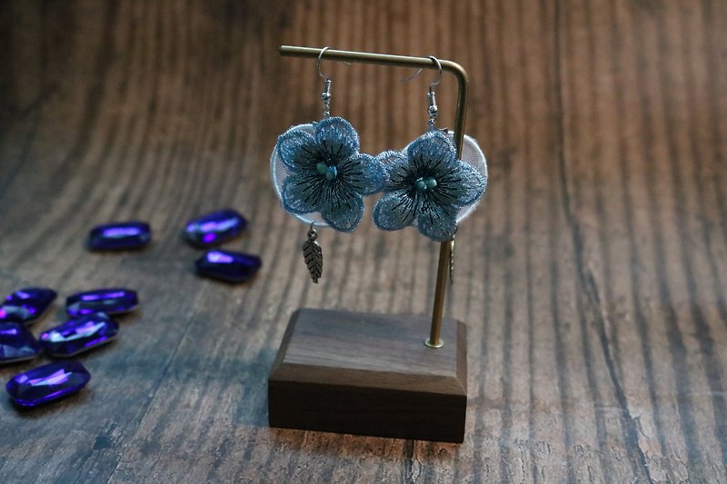 浅い青色のシルクの小さい花のイヤリングは個性的にピアスをつけます。 - ピアス・イヤリング - 金属 多色