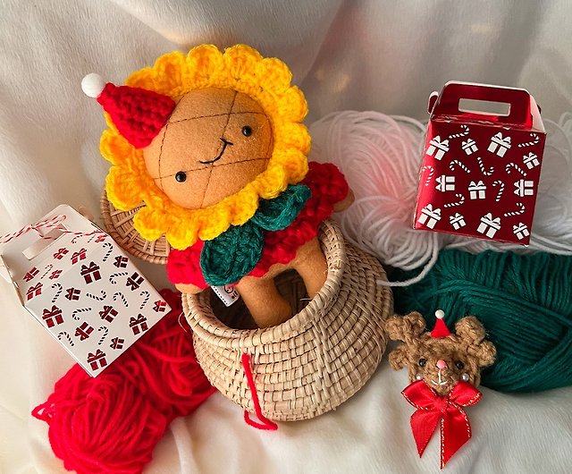 手作り人形: クリスマスをテーマにしたひまわり人形キーホルダー