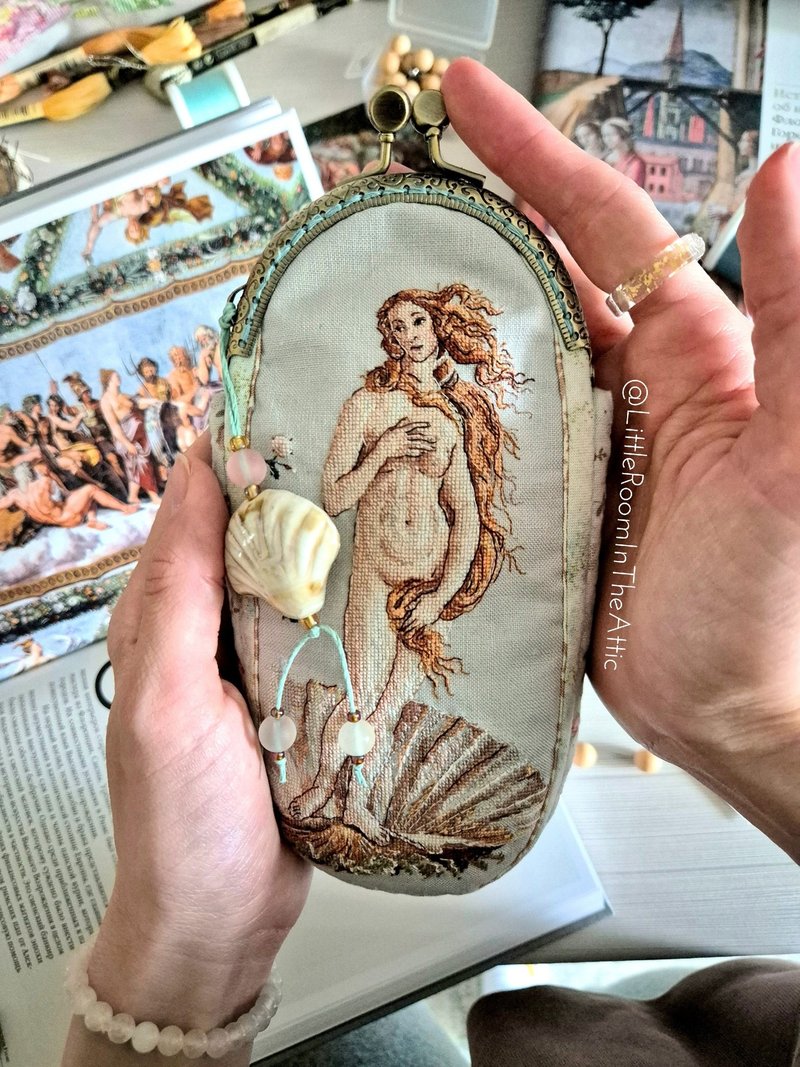 Handmade quilted eyeglass case with Venus micro cross stitching - กระเป๋าเครื่องสำอาง - วัสดุอีโค หลากหลายสี