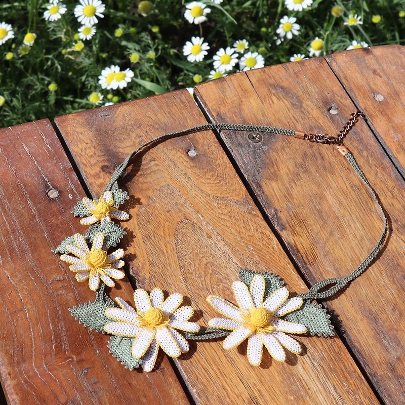PREMIUM OYA lace Necklace【DAISY】Natural White - Necklaces - Other Man-Made Fibers White