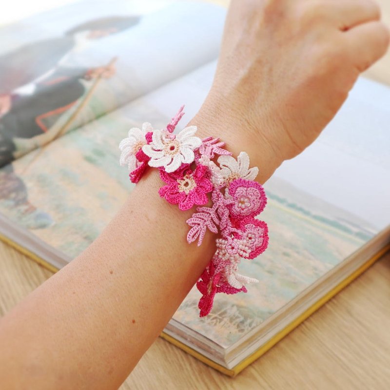 OYA crochet Bracelet 【BIJOU】Spring Daisy - สร้อยข้อมือ - งานปัก สึชมพู