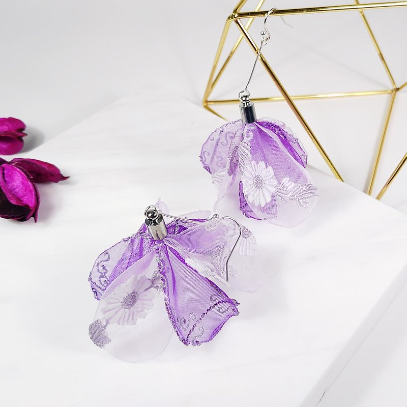 Daqian design romantic fashion purple embroidered ribbon flower 苞 earrings / clip gift lover Xie Shi feast - ต่างหู - ผ้าฝ้าย/ผ้าลินิน สีม่วง